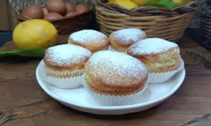 Muffin in friggitrice ad aria con yogurt, spolverati di zucchero a velo, pronti per essere gustati.