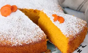 Torta Camilla, ricetta originale: soffice torta all'arancia e carota, spolverata di zucchero a velo e decorata con fettine di carota.