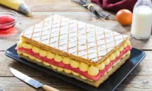 Una deliziosa torta diplomatica, con strati di pasta sfoglia, crema pasticcera e fragole, pronta per essere gustata.