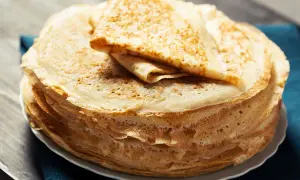 Una pila di crepes all'acqua dorate e sottili, pronte per essere farcite.