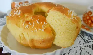 Pan brioche dolce senza uova, soffice e dorato, cosparso di zuccherini. Perfetto per la colazione.