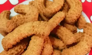 Un piatto pieno di krumiri fatti in casa, pronti per essere gustati. La ricetta perfetta per un dolce semplice e delizioso.