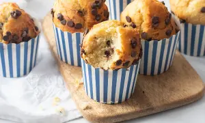 Muffin in friggitrice ad aria con gocce di cioccolato, uno è stato morso mostrando l'interno soffice.