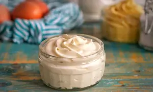 Crema diplomatica soffice e vellutata in un vasetto di vetro, pronta per farcire dolci deliziosi.