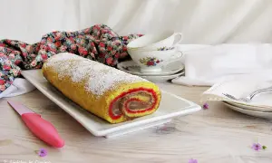 Rotolo giallo con ripieno di crema al cioccolato, spolverato di zucchero a velo. Un dolce salame che invita a una pausa golosa.