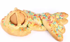 Cuzzupe calabresi della nonna, dolci intrecciati con uovo e confettini colorati, un classico della Pasqua.