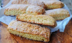 Biscotti pasta frolla dorati e croccanti, cosparsi di zucchero, pronti per essere gustati.