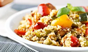 Cous cous con verdure colorate e basilico, un piatto leggero e gustoso, perfetto per le tue cous cous ricette sfiziose.
