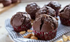 Deliziosi cupcake al cioccolato, ricchi e soffici, con noci croccanti.
