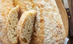 Pane fatto in casa ricetta della nonna: croste dorate e mollica alveolata, un profumo che sa di tradizione.