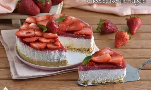 Delizioso cheesecake alle fragole, con strati cremosi e una copertura succosa di fragole fresche. Perfetto per ogni occasione.