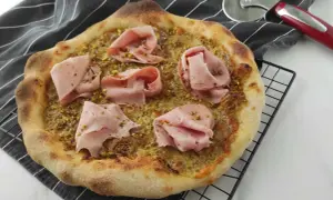 Pizza con mortadella e pistacchio, un connubio di sapori unico.