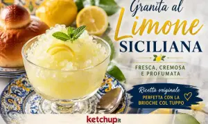 Granita al limone siciliana ricetta originale, fresca e cremosa, servita con brioche col tuppo.