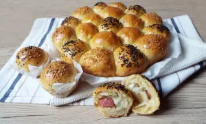Un soffice danubio salato, con palline ripiene di formaggio e wurstel, guarnite con semi di sesamo bianchi e neri.
