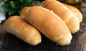 Panini all'olio dorati e fragranti, pronti per essere farciti.
