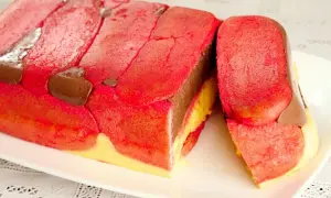 La zuppa inglese ricetta originale emiliana, con savoiardi rossi, crema al cioccolato e crema pasticcera.
