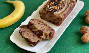 Delizioso banana bread light, con gocce di cioccolato e noci, pronto per essere gustato.