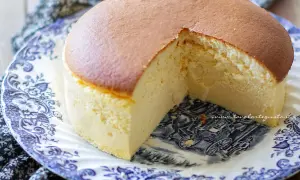 Delizioso cheesecake giapponese soffice e leggero, servito su un piatto decorato con un disegno antico.