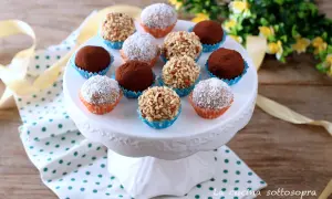 Deliziosi tartufini al caffè, alcuni ricoperti di cacao, altri di granella di nocciole e altri ancora di cocco.