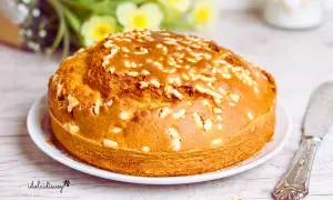 Torta soffice e dorata, con granella croccante, preparata in friggitrice ad aria. Perfetta per la colazione o la merenda.