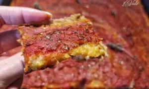 Fetta di pizza con pomodoro e formaggio, preparata con pane raffermo. Un'idea gustosa per recuperare gli avanzi.