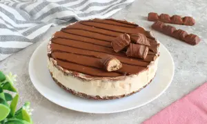 Cheesecake kinder con copertura al cioccolato e pezzi di barretta. Un dolce goloso per veri amanti del cioccolato.