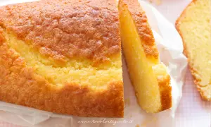 Plumcake allo yogurt dorato e soffice, appena affettato, pronto per una colazione golosa.