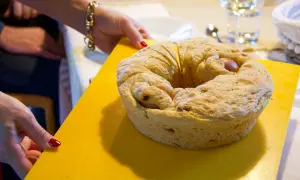 Casatiello lievitazione tutta la notte, pronto per essere gustato. Un impasto dorato e soffice, con uova e salumi incastonati, un vero capolavoro della tradizione.