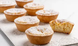 Deliziosi dolci da fare in casa, crostatine con ripieno cremoso e una spolverata di zucchero a velo. Perfetti per ogni occasione.