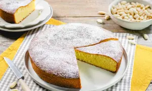 Deliziosa torta con farina di mandorle, spolverata di zucchero a velo, pronta per essere gustata.