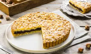 Sbriciolata alla Nutella con tante nocciole croccanti, un dolce invitante pronto per essere gustato.