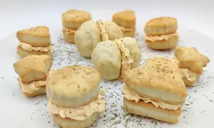 Piccoli panini a forma di cuore e stella, farciti con crema salata, perfetti per una colazione salata.