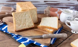 Pane in cassetta fatto in casa, soffice e dorato, pronto per essere gustato. Perfetto per la colazione o uno spuntino.