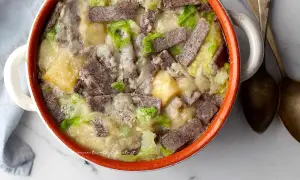 Pizzoccheri ricetta: un piatto fumante in una casseruola con pasta di grano saraceno, patate, verza e formaggio fuso.