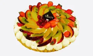 Deliziosa crostata di frutta con fragole, kiwi, pesche e ribes, guarnita con panna montata e un logo "POMPI".