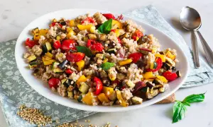 Un colorato insalata di grano saraceno con verdure miste arrosto, pomodorini, peperoni e zucchine.