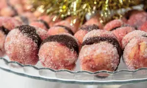 Dolci con alchermes, rotondi e zuccherini, con una fascia scura al centro, pronti per le feste.