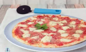 Piadipizza margherita appena sfornata, con pomodoro, mozzarella filante e basilico fresco. Perfetta per una cena veloce in padella.
