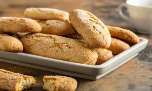 Biscotti morbidissimi in 5 minuti ricetta: una teglia piena di dolcetti dorati, cosparsi di zucchero, perfetti per una pausa golosa.