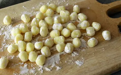 Gnocchi di patate ricetta della nonna pronti per essere cotti. Morbidi e profumati, un classico intramontabile.