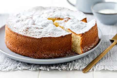 Una torta semplice e veloce, soffice e cosparsa di zucchero a velo, pronta per essere gustata.