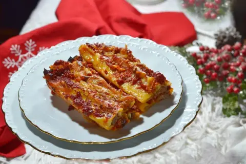 Cannelloni di carne ricetta della nonna, un piatto ricco e saporito, pronto per essere gustato.