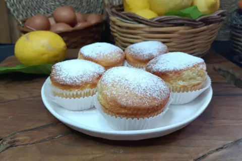 Muffin in friggitrice ad aria con yogurt, spolverati di zucchero a velo, pronti per essere gustati.