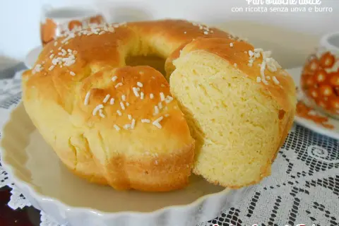 Pan brioche dolce senza uova, soffice e dorato, cosparso di zuccherini. Perfetto per la colazione.