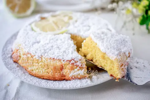 Deliziosa caprese al limone sal de riso, cosparsa di zucchero a velo e decorata con fettine di limone.