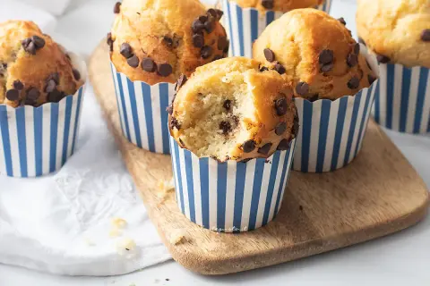 Muffin in friggitrice ad aria con gocce di cioccolato, uno è stato morso mostrando l'interno soffice.