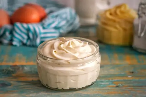 Crema diplomatica soffice e vellutata in un vasetto di vetro, pronta per farcire dolci deliziosi.