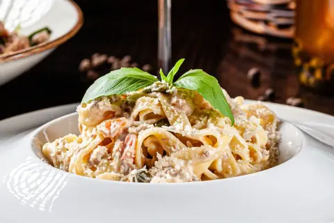 Pasta fredda cremosa con ricotta, pomodorini e basilico fresco, un piatto estivo perfetto.