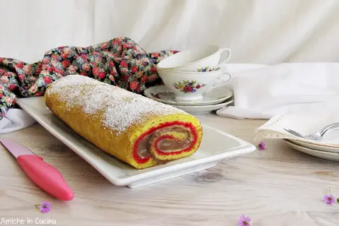 Rotolo giallo con ripieno di crema al cioccolato, spolverato di zucchero a velo. Un dolce salame che invita a una pausa golosa.