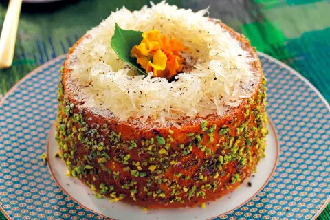 Chiffon cake decorato con pistacchi e pompelmo, un dolce soffice e profumato.